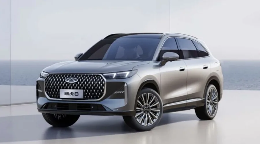 A dianteira surpreende com duas opções de acabamento: uma de estilo arrojado com grade em “X” e outra mais tradicional com faróis únicos.