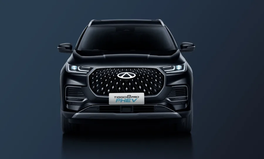 O Chery Tiggo 8 Pro 1.5 PHEV 2026 é um SUV médio de 7 lugares voltado a famílias que buscam conforto, desempenho e baixo consumo. O sistema híbrido plug-in garante rodagem elétrica de até 56 km e funcionamento suave no trânsito urbano.