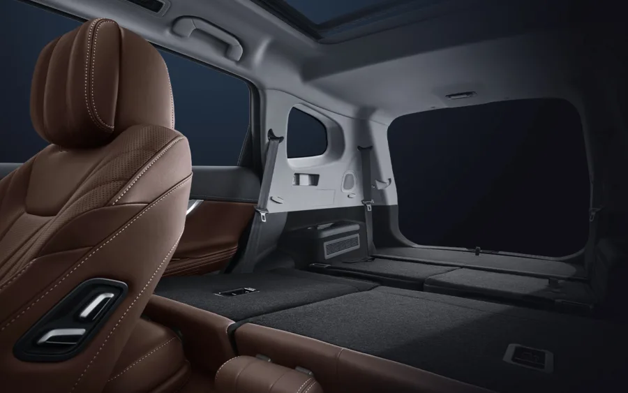 Com sete lugares, bancos de couro e ajustes elétricos, o Tiggo 8 Pro PHEV prioriza o conforto. Há central multimídia com GPS, som premium Sony e teto panorâmico. O porta-malas varia de 193 a 889 litros conforme a configuração interna.