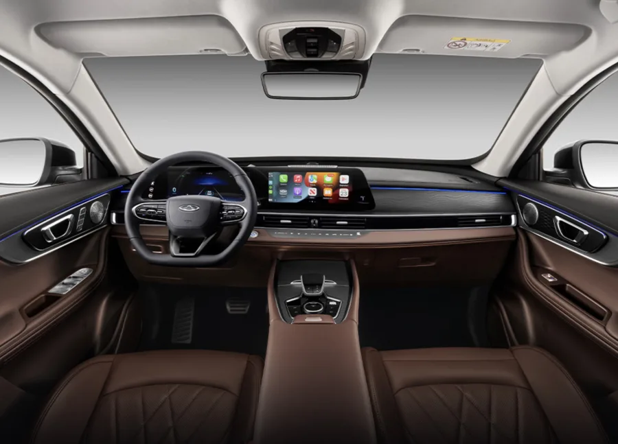 O câmbio CVT e a tração dianteira proporcionam condução leve e silenciosa, ideal para o dia a dia. A direção elétrica e o sistema Auto Hold aumentam a praticidade em manobras e congestionamentos.