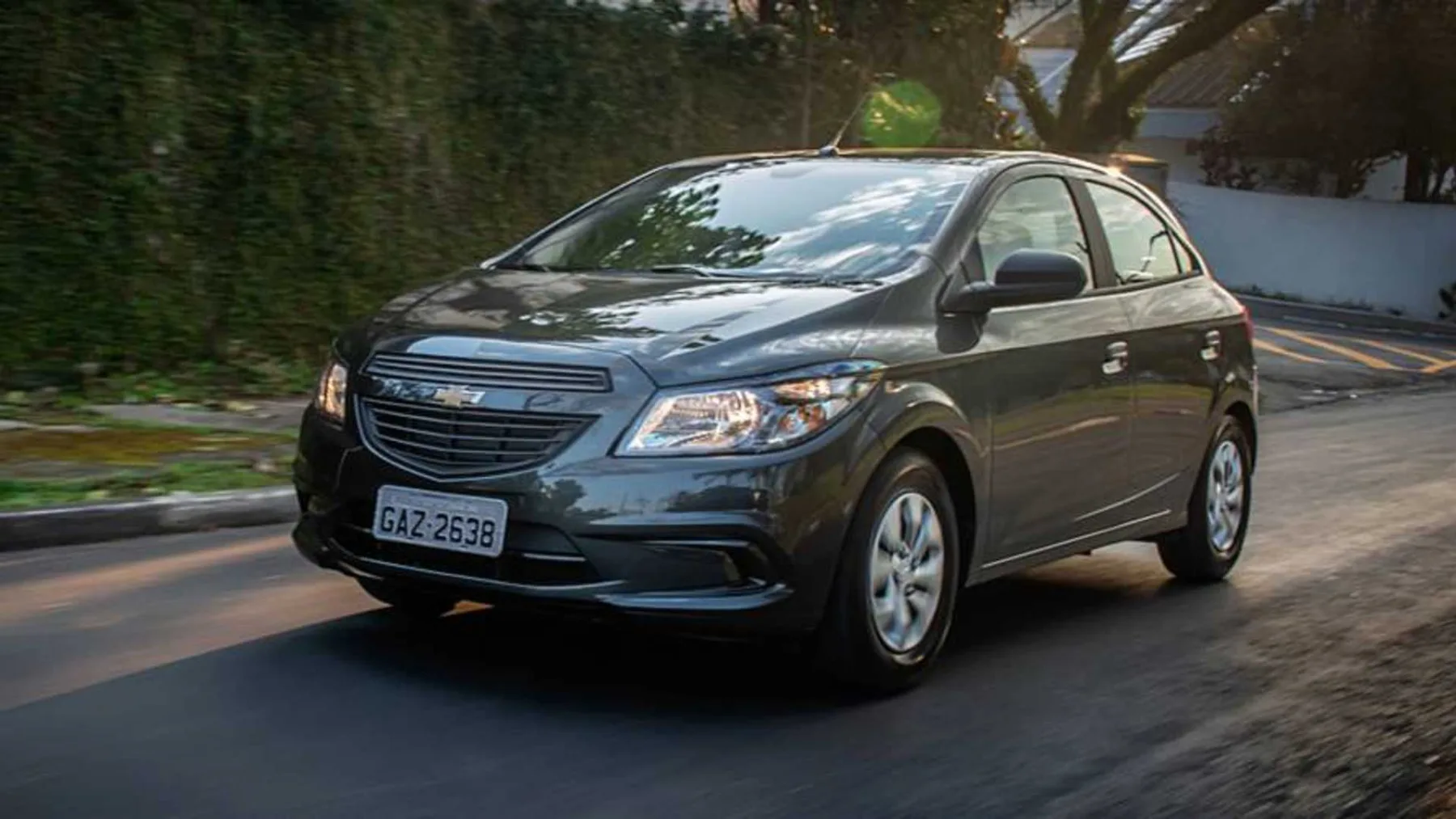 O Chevrolet Onix 2017 ainda atrai quem procura um hatch usado, mas o preço baixo de uma unidade pode esconder manutenção atrasada e problemas que só aparecem depois da compra.