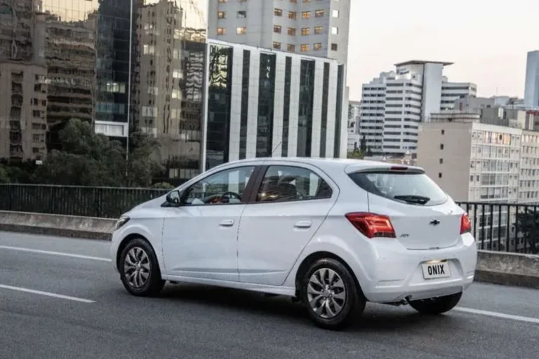Chevrolet Onix Joy 1.0 2018: Preço, Ficha técnica, Consumo, Equipamentos e Fotos; hatch usado tem direção elétrica, ar-condicionado e boa ergonomia