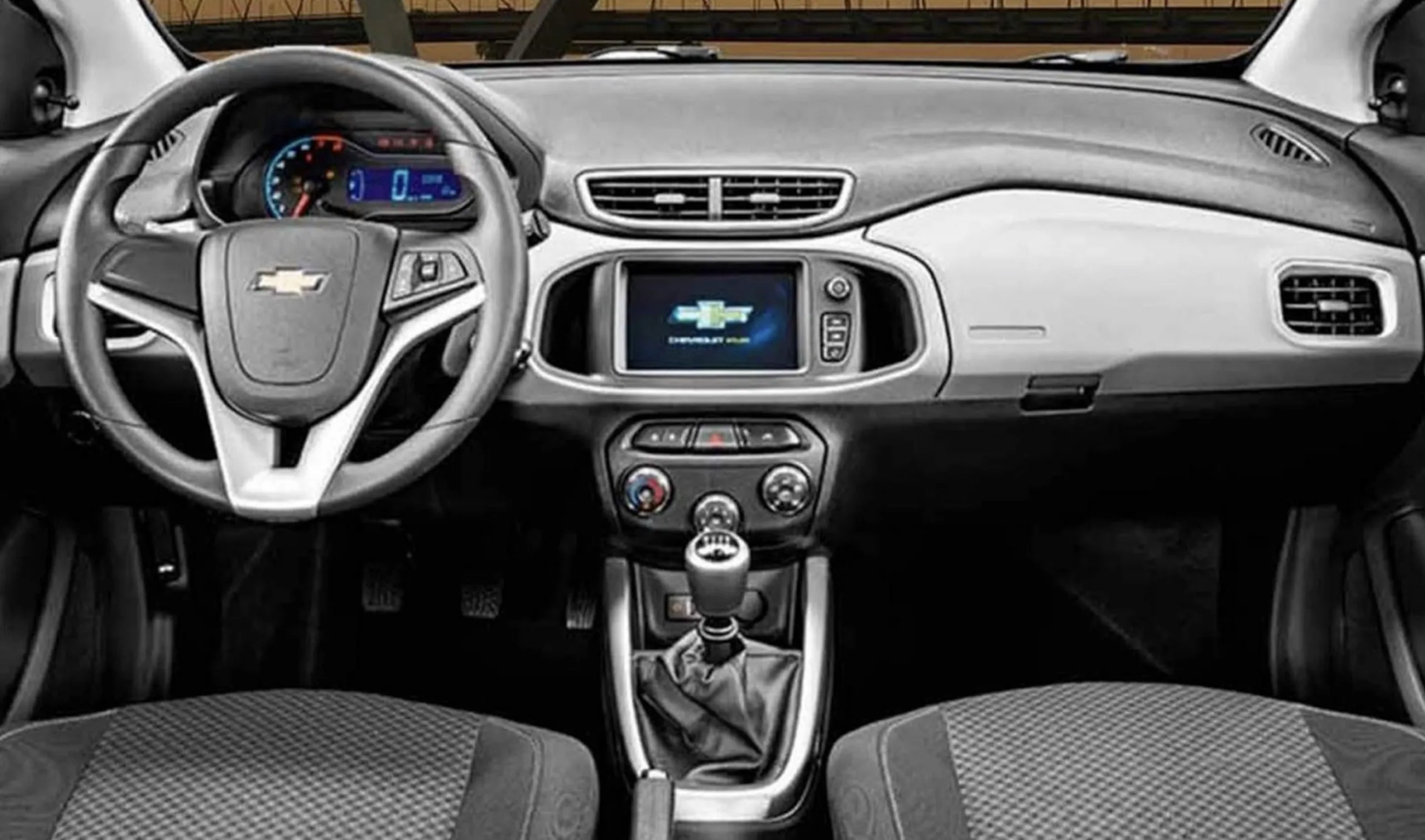 Com câmbio manual de 6 marchas e direção elétrica leve, o hatch oferece condução fácil e precisa, com tração dianteira que prioriza estabilidade e controle.