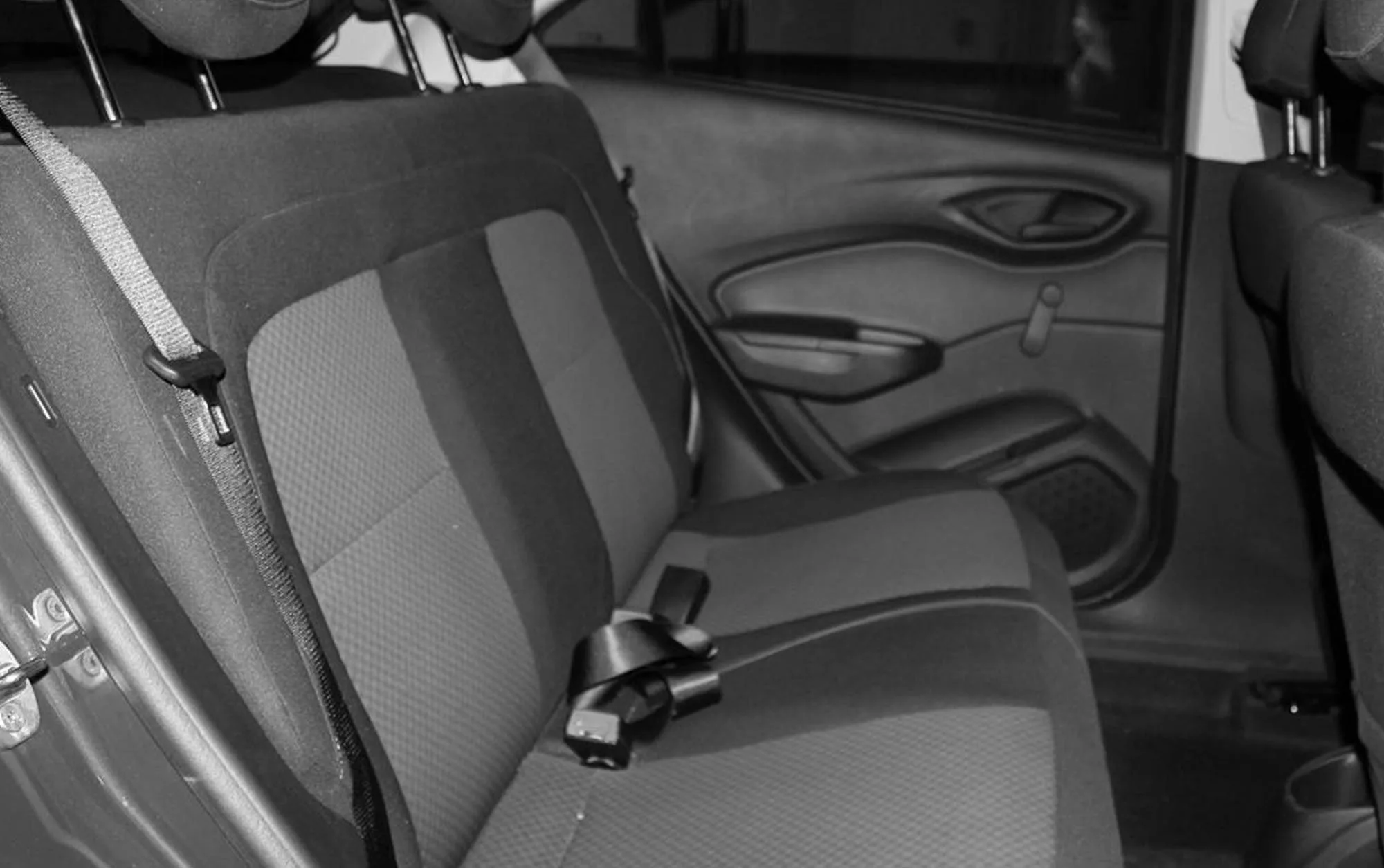 O interior tem espaço para cinco ocupantes, porta-malas de 280 litros e conforto razoável, atendendo bem famílias pequenas ou quem busca um carro prático.