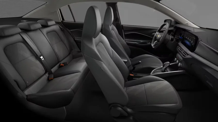 O interior acomoda cinco pessoas com conforto, traz ar-condicionado, bancos ajustáveis e conectividade completa com Wi-Fi nativo, além de seis airbags, controle de tração e estabilidade.