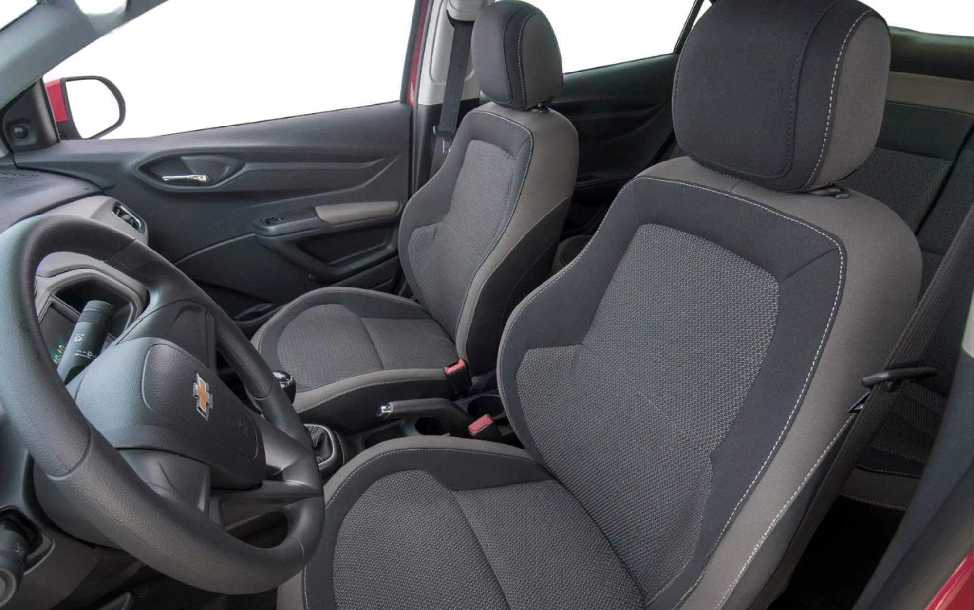 Equipada com motor 1.0 de 80 cv/78 cv (etanol/gasolina) e torque de 9,8/9,5 kgfm, a versão 2015 oferece desempenho suficiente para trânsito urbano, com certa limitação em ultrapassagens.