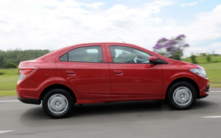Chevrolet Prisma LT 1.4 2015: Preço, Ficha técnica, Consumo, Equipamentos e Fotos; sedã faz 8 km/l na cidade e 14,3 km/l na estrada, ideal para quem roda muito no dia a dia