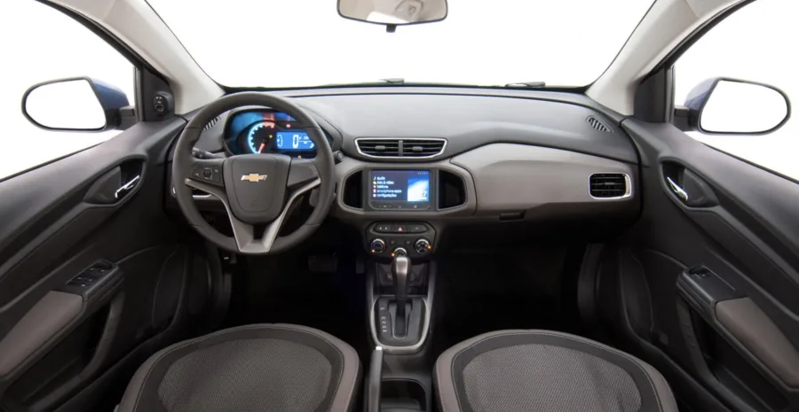 Com câmbio automático de 6 marchas e tração dianteira, a condução é leve e confortável. A direção hidráulica oferece precisão em manobras, tornando o carro fácil de dirigir em qualquer situação.