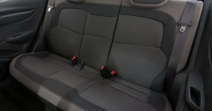 O interior tem espaço para 5 ocupantes, acabamento simples e ergonômico, além de um porta-malas de 500 litros. É um carro confortável, pensado para famílias pequenas e uso diário.