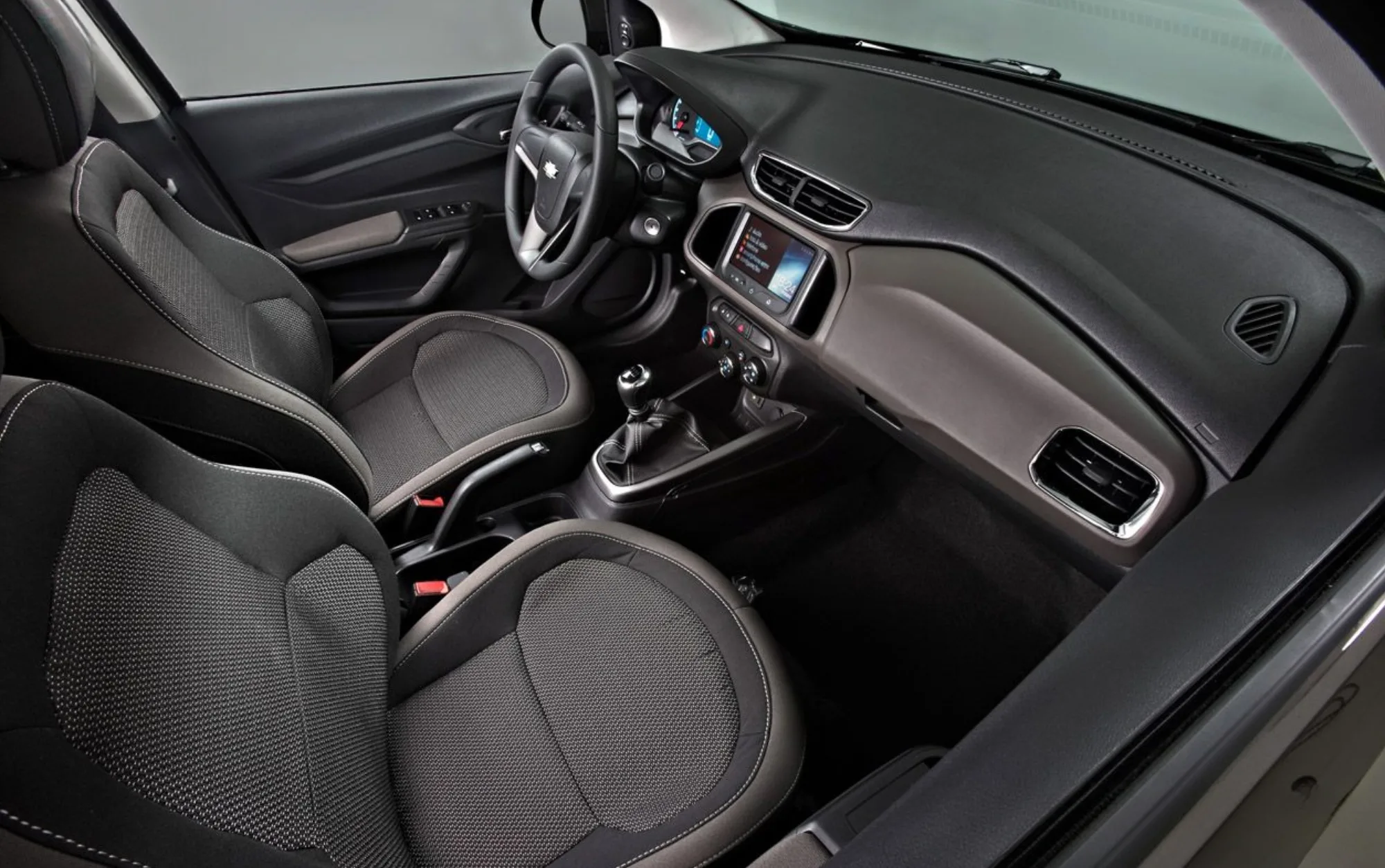 O motor 1.4 SPE/4 entrega até 106 cv e torque de 13,9 kgfm, garantindo desempenho equilibrado. Não é esportivo, mas oferece boa resposta na cidade e estabilidade na estrada.