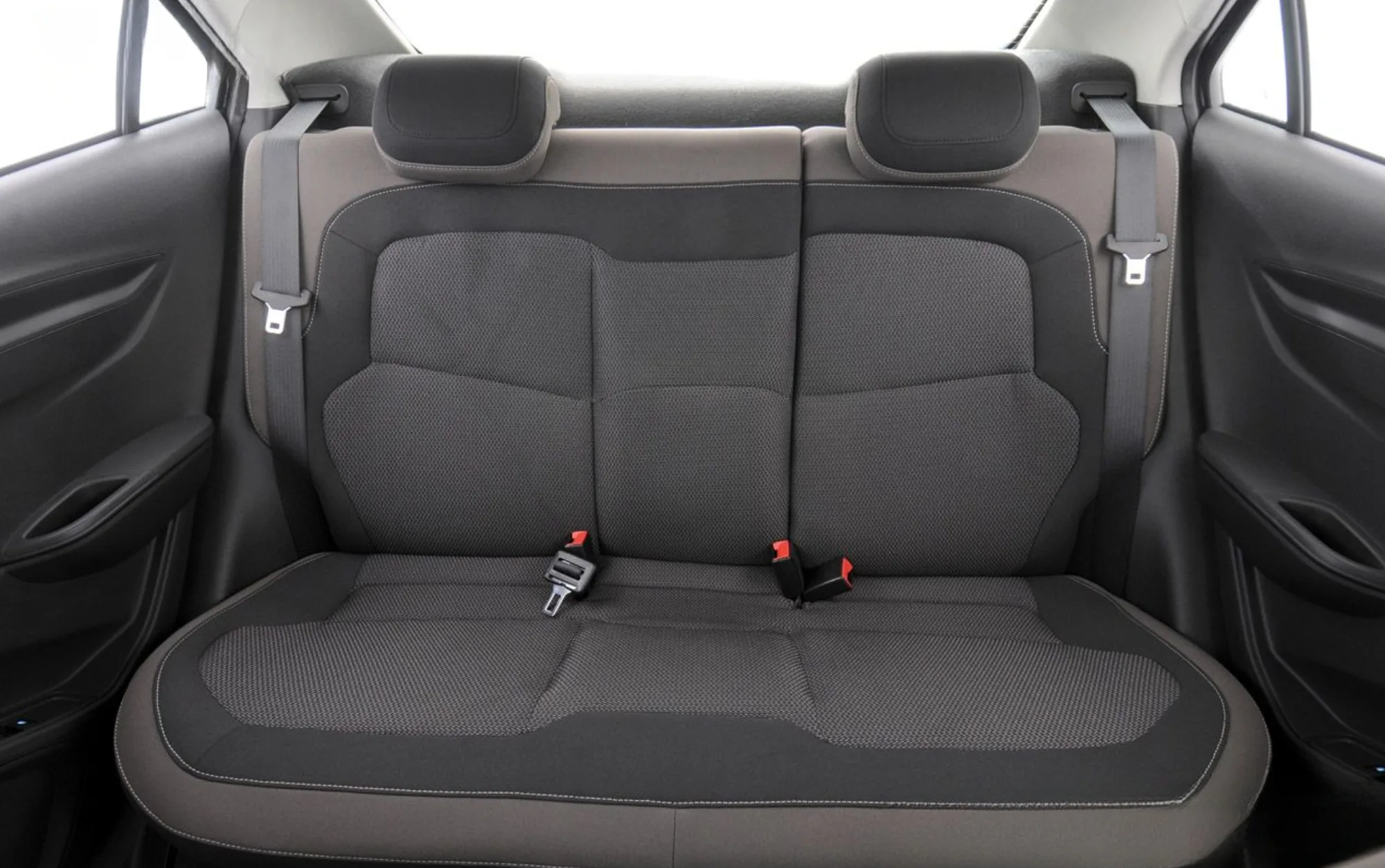 Oferece conforto para até 5 ocupantes, ar-condicionado, direção hidráulica e bom espaço interno, com porta-malas de 500 litros e equipamentos de segurança como ABS e airbags.