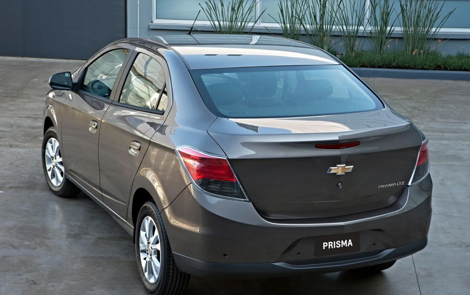 É prático para o dia a dia e adequado para viagens curtas, com bom espaço traseiro e desempenho estável em estrada e cidade, garantindo equilíbrio entre conforto e economia.