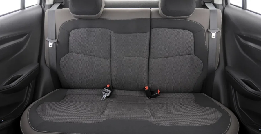 O interior acomoda 5 ocupantes, traz 500 litros de porta-malas e bom nível de conforto, com ar-condicionado, direção assistida e bancos ajustáveis.