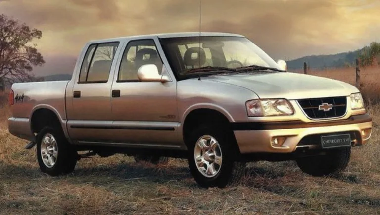 Chevrolet S10 STD 2.2 CD 2000: Preço, Ficha técnica, Consumo, Equipamentos e Fotos; veículo usado com manutenção simples e mecânica confiável, feito para durar
