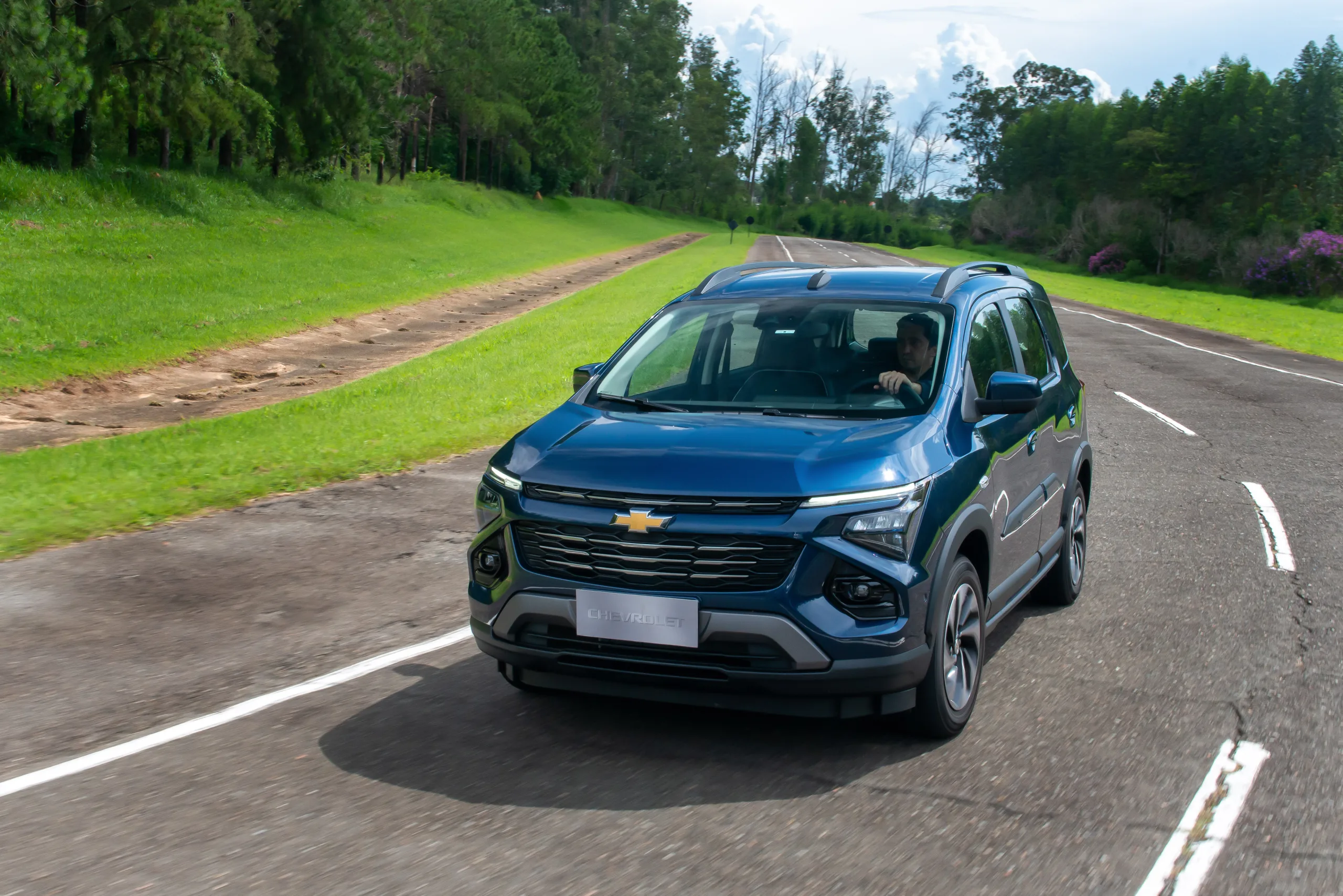Chevrolet Spin Premier 1.8 AT é uma minivan de 7 lugares feita para famílias grandes, com interior corrediço e conforto de carro de passeio para viagens e rotinas diárias.