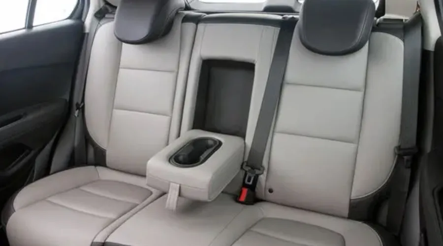 Cinco lugares, porta-malas de 306 litros e bom espaço interno tornam o Tracker prático e confortável para uso diário e viagens em família.