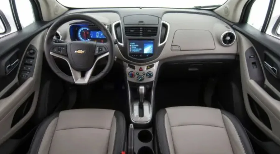 Transmissão automática de 6 marchas e direção hidráulica tornam a condução leve; tração dianteira favorece o controle e estabilidade nas curvas.