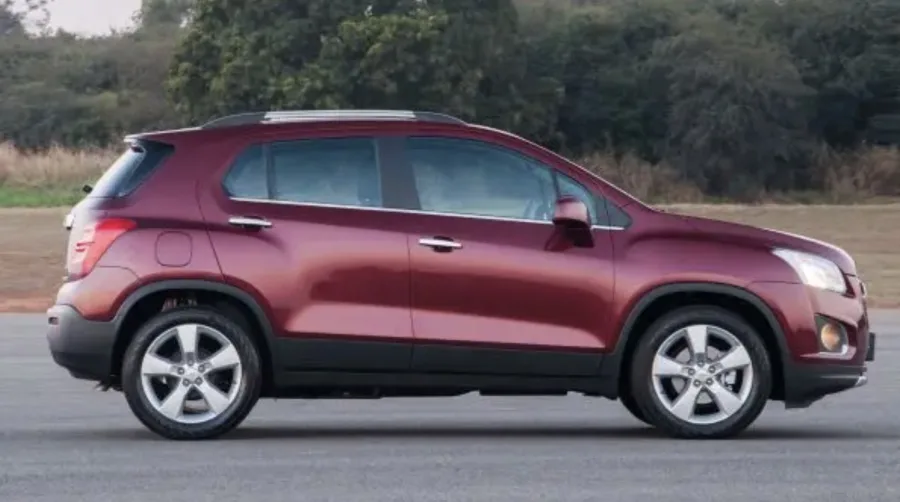 As versões do Chevrolet Tracker 2014 atendem perfis distintos: a Freeride manual prioriza economia e simplicidade, enquanto a LTZ automática oferece conforto e praticidade no uso urbano.