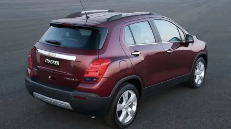 Consumo urbano de 6,4 km/l e rodoviário de até 11,9 km/l com gasolina; tanque de 53 litros garante autonomia acima de 600 km na estrada.