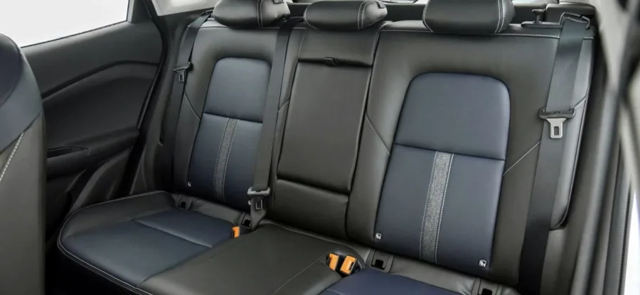 O interior tem espaço para cinco pessoas, bancos em couro e porta-malas de 393 litros. Oferece ar-condicionado automático, teto solar panorâmico e pacote de segurança com seis airbags.