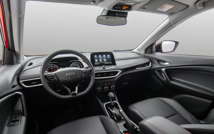 O câmbio automático GF6 de seis marchas proporciona trocas suaves e práticas no uso urbano, com tração dianteira e direção elétrica que facilitam manobras e condução leve.