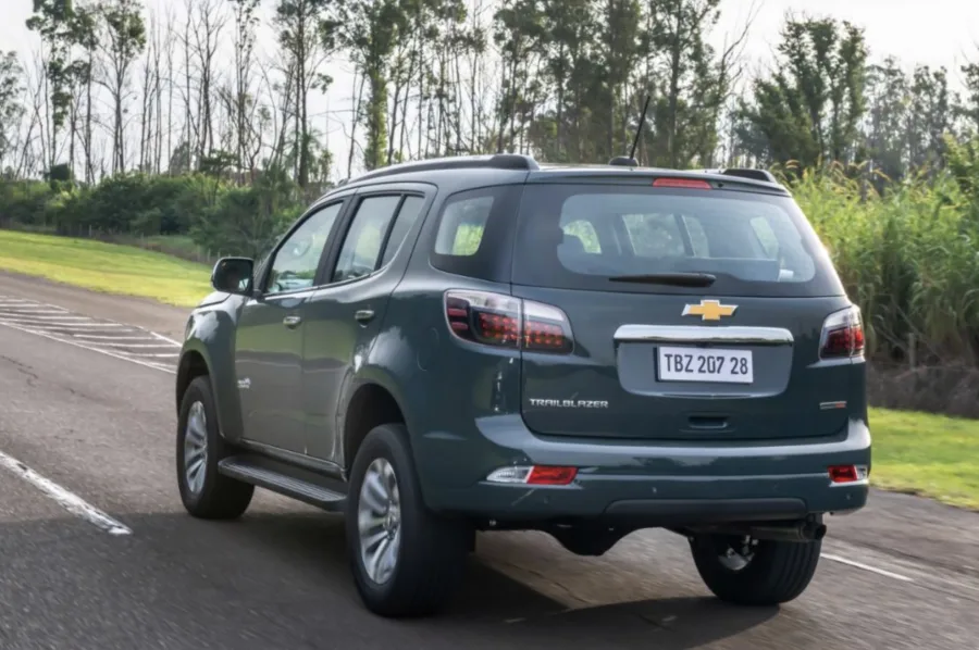 Versão High Country combina desempenho off-road com conforto urbano, ideal para famílias que viajam e buscam força e espaço no dia a dia.