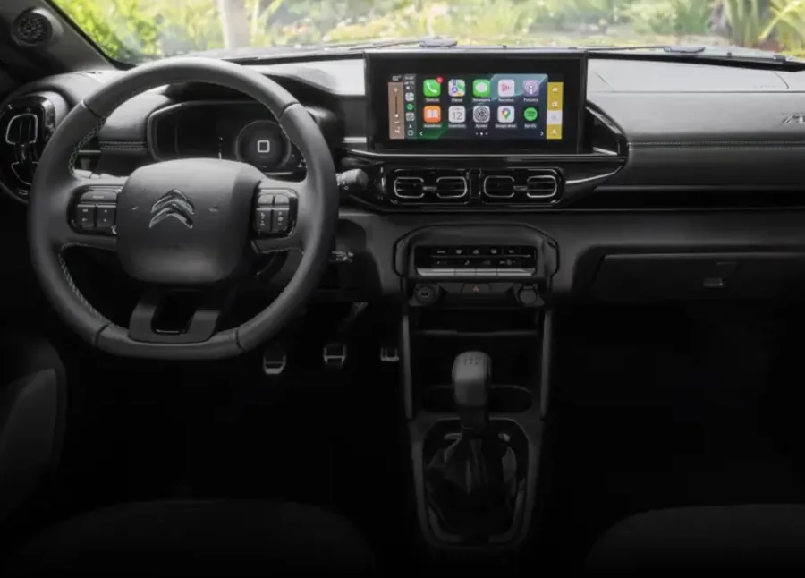 O câmbio manual de cinco marchas é leve e preciso, o que facilita o uso urbano. A embreagem macia e o bom raio de giro tornam as manobras mais simples.