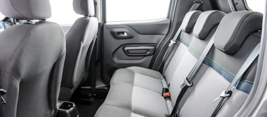 O conforto interno é adequado para cinco ocupantes, com 315 litros de porta-malas e equipamentos como ar-condicionado, direção elétrica, controles de tração e estabilidade e ISOFIX.
