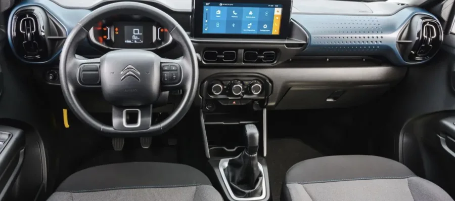 O câmbio manual de cinco marchas tem engates leves e trabalha em conjunto com a direção elétrica, tornando a condução fácil no trânsito urbano e agradável em rotas curtas.