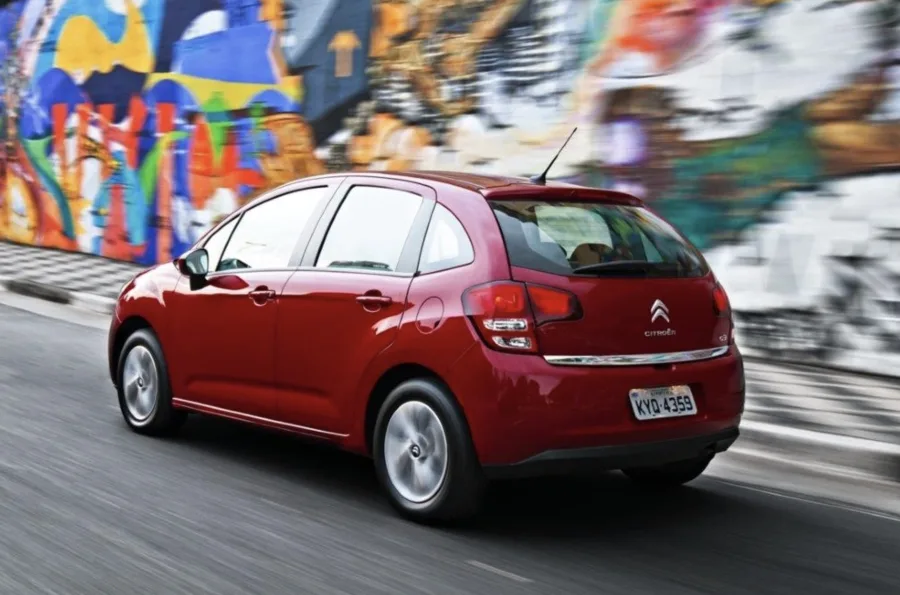 Citroën C3 2012: conforto acima da média, direção leve e motores 1.4 ou 1.6 adequados ao uso diário, indicado para quem prioriza suavidade na cidade.