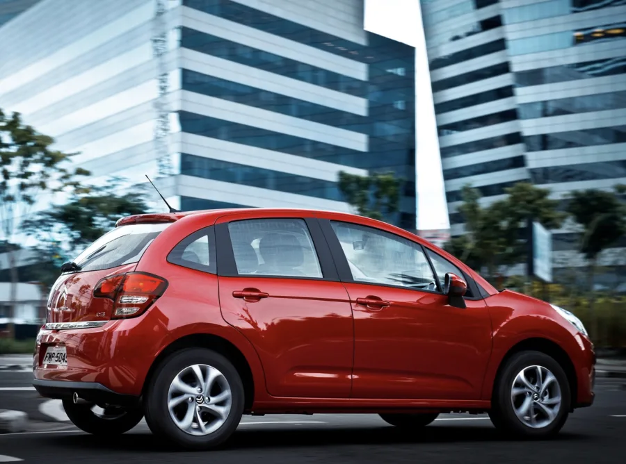 O consumo urbano de 7,5 km/l (etanol) e rodoviário de 14,7 km/l (gasolina) com tanque de 55 litros proporciona autonomia entre 413 km e 809 km, suficiente para uso urbano e rodoviário.