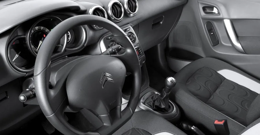 A direção elétrica e o câmbio manual de 5 marchas tornam a condução leve e precisa. A tração dianteira garante estabilidade e agilidade no trânsito urbano e em curvas de estrada.