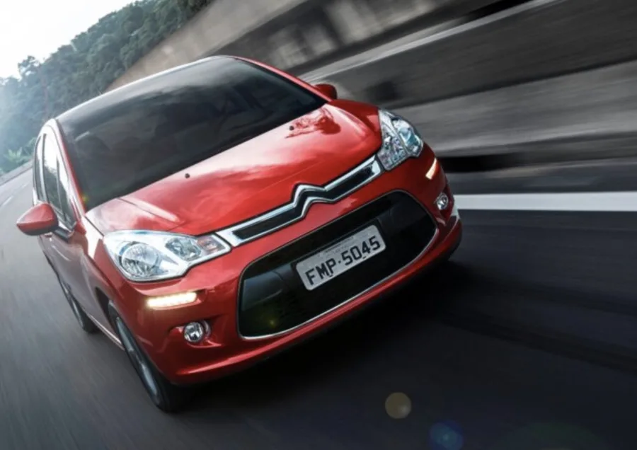 As versões do Citroën C3 2013 vão da simples Origine à completa Exclusive, oferecendo opções tanto para quem busca economia e praticidade quanto para quem quer conforto e desempenho equilibrado.