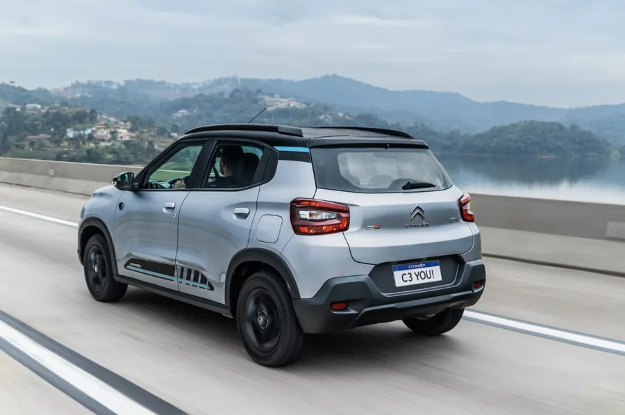 O consumo chega a 8,1 km/l (etanol) e 11,5 km/l (gasolina) na cidade, podendo alcançar 12,9 km/l em rodovias, com autonomia variando entre 381 km e 606 km conforme o combustível.