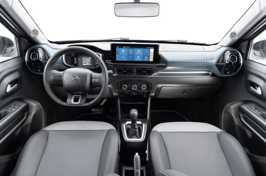 O câmbio CVT de 7 marchas garante conforto nas trocas e suavidade nas acelerações, facilitando o uso diário e reduzindo vibrações durante o trânsito intenso nas grandes cidades.