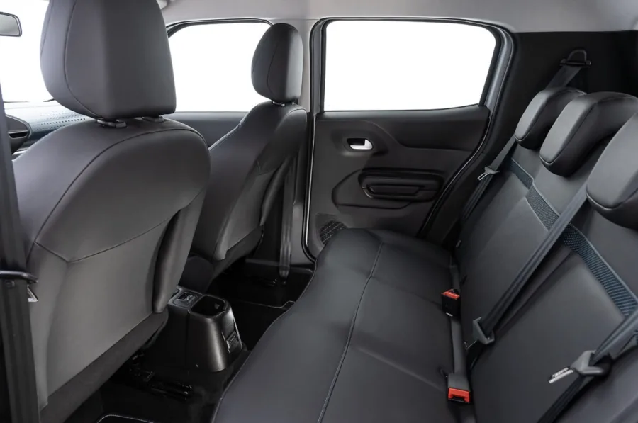 O C3 You 2025 comporta até 5 ocupantes e traz ar-condicionado, direção elétrica, bancos em couro e sistema multimídia com espelhamento, garantindo conforto e tecnologia equilibrados.