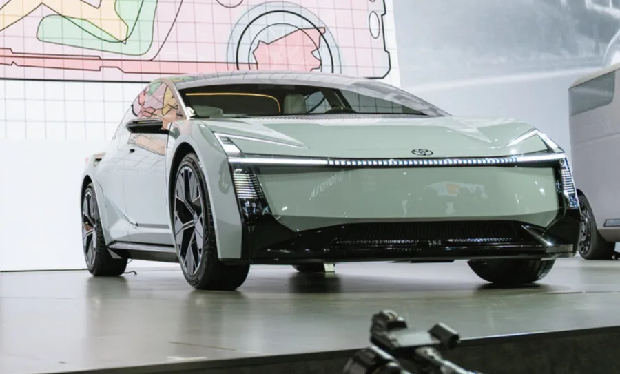 Faróis afilados em LED e traseira sem vidro definem a nova identidade. O visual agora reflete inovação, movimento e a busca por um público mais jovem.