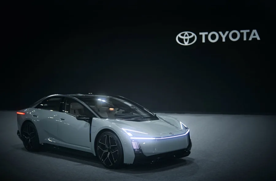 A mudança estética vem acompanhada de novas proporções, mais tecnologia e foco na experiência de condução, sem abrir mão do conforto tradicional da linha.