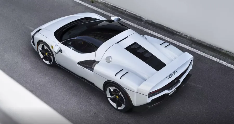 O motor V6 híbrido do 296 GTB pulsa com 830 cv e acelera até 330 km/h. Mas a SC40 não quer ser veloz — quer ser única, o espelho da vaidade e da precisão humana em sua forma mais cara.