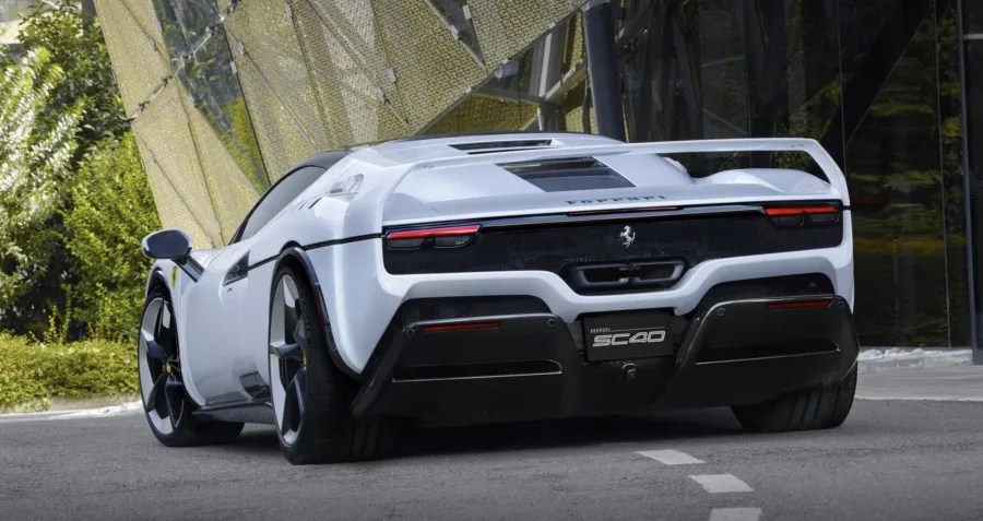 O projeto foi conduzido por Flavio Manzoni como se fosse arte contemporânea. Cada linha da SC40 é uma cicatriz no tempo, um diálogo entre o passado analógico e o futuro digital da Ferrari.