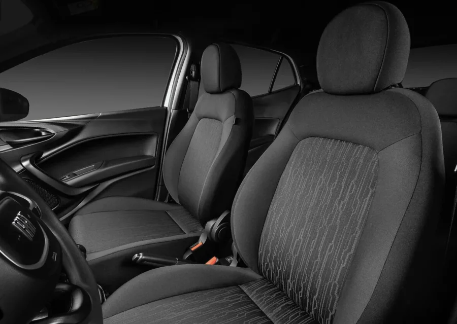 O interior acomoda até cinco ocupantes com conforto, direção elétrica, ar-condicionado e sistema de som com Bluetooth. Há controles de estabilidade e tração, além de ISOFIX.