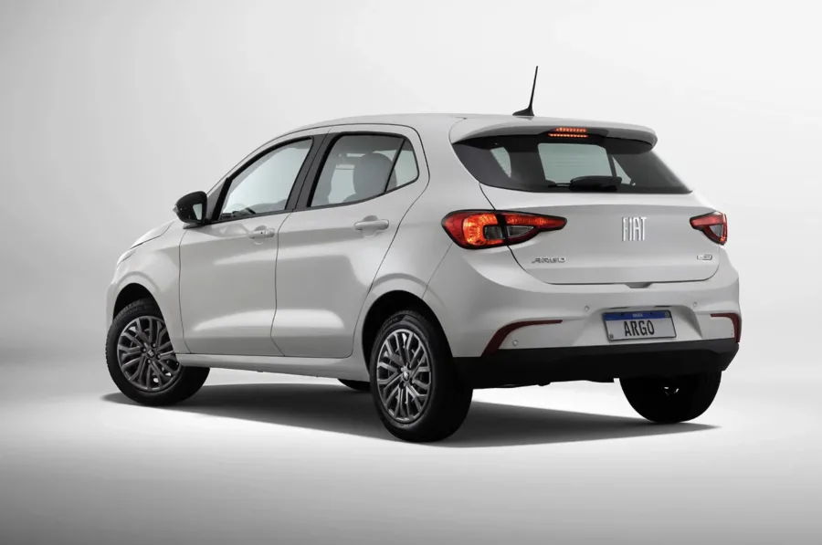 Na estrada, o Argo 1.0 se mostra estável, com desempenho suficiente e porta-malas de 300 litros que comporta bagagens pequenas. É prático e confiável para o dia a dia.