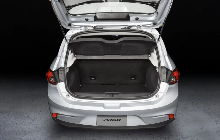 O interior tem cinco lugares, bom acabamento, 300 litros de porta-malas e comandos intuitivos que favorecem o conforto.