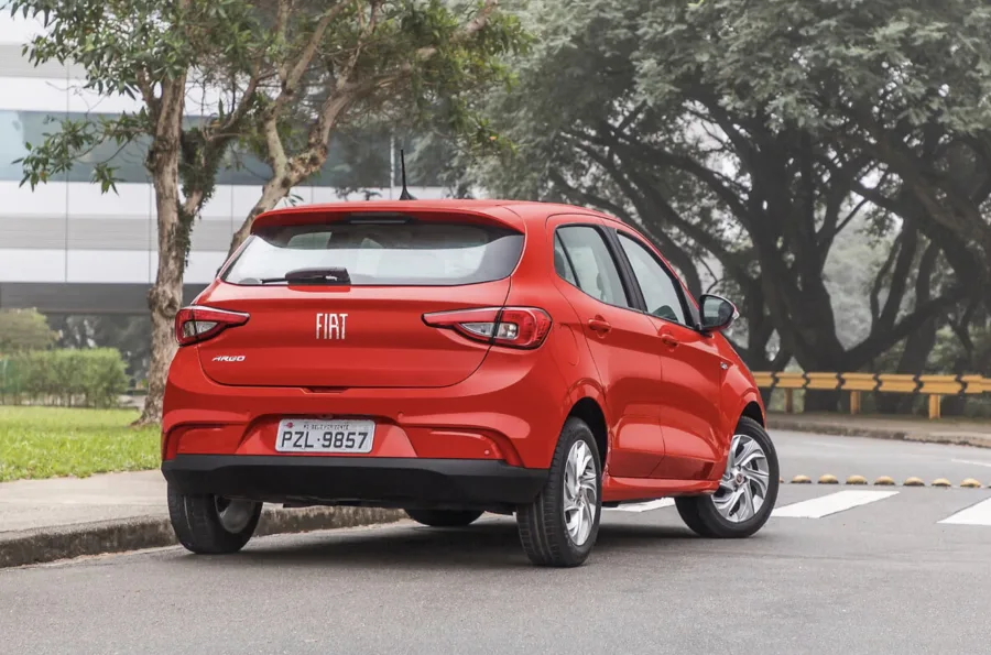 O consumo é destaque: 9,2 km/l no etanol e 13 km/l na gasolina em uso urbano, com tanque de 48 litros e autonomia de até 686 km.