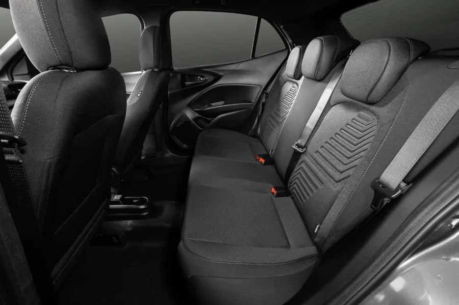 O interior oferece espaço para cinco pessoas, direção elétrica leve e central multimídia de 7 polegadas. Conta ainda com controles de estabilidade e tração, assistente de partida em rampa e ISOFIX.