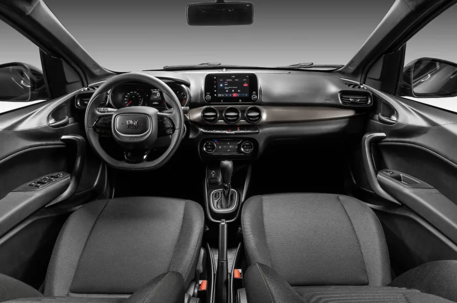 O câmbio CVT de sete marchas simuladas contribui para uma condução linear e silenciosa, embora o ruído do motor possa aumentar em subidas mais longas.