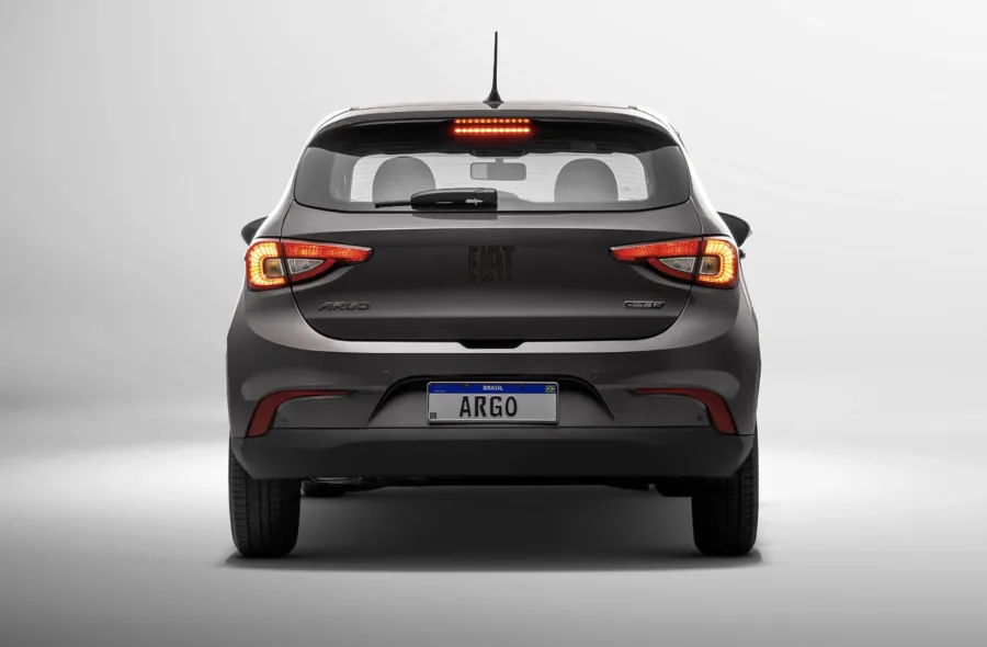 Seu consumo médio é de 9 km/l com etanol e 14,3 km/l com gasolina, com autonomia que pode chegar a 640 km. O tanque de 45 litros e o câmbio CVT ajudam a otimizar o rendimento.