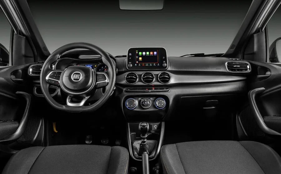 A tração dianteira e a direção elétrica garantem boa dirigibilidade. A suspensão elevada e o câmbio curto favorecem o conforto e o controle em diferentes terrenos.