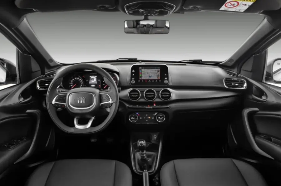 Câmbio manual de 5 marchas é simples e funcional; junto à direção elétrica, garante trocas suaves e boa condução no trânsito urbano e em pequenas viagens rodoviárias.