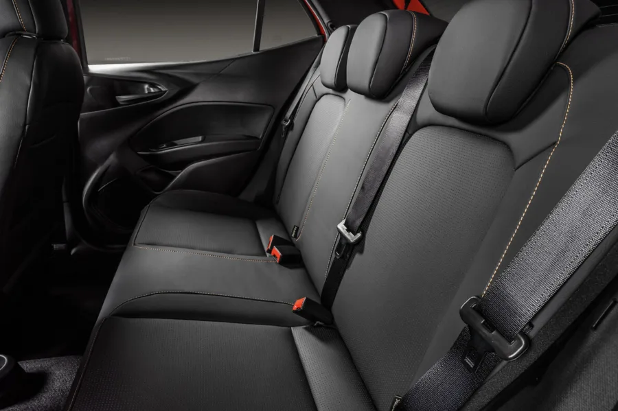 Tem ar-condicionado, vidros e retrovisores elétricos, banco traseiro rebatível e central com espelhamento; 5 lugares, bom espaço interno e porta-malas de 300 litros.